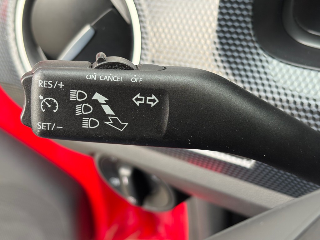 VOLKSWAGEN UP Hatchback 5 drs