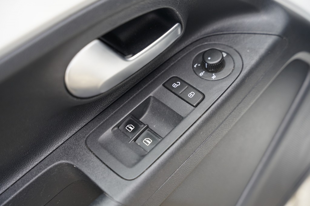 VOLKSWAGEN UP Hatchback 5 drs