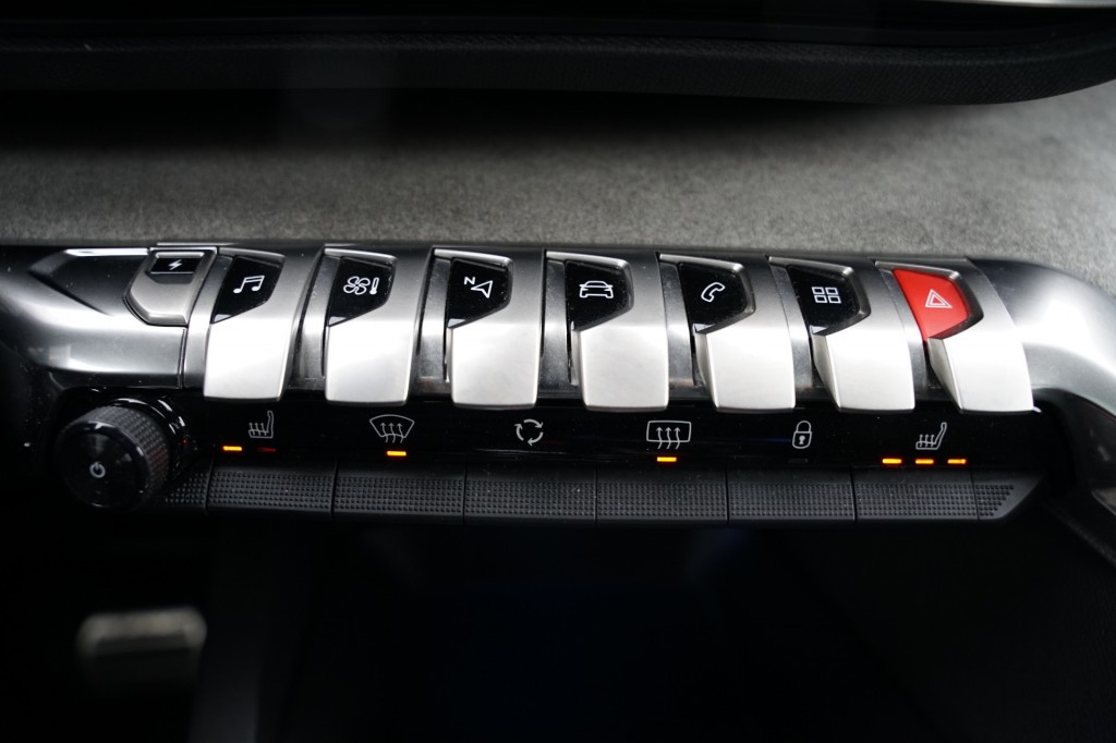 PEUGEOT 3008 SUV 5-drs