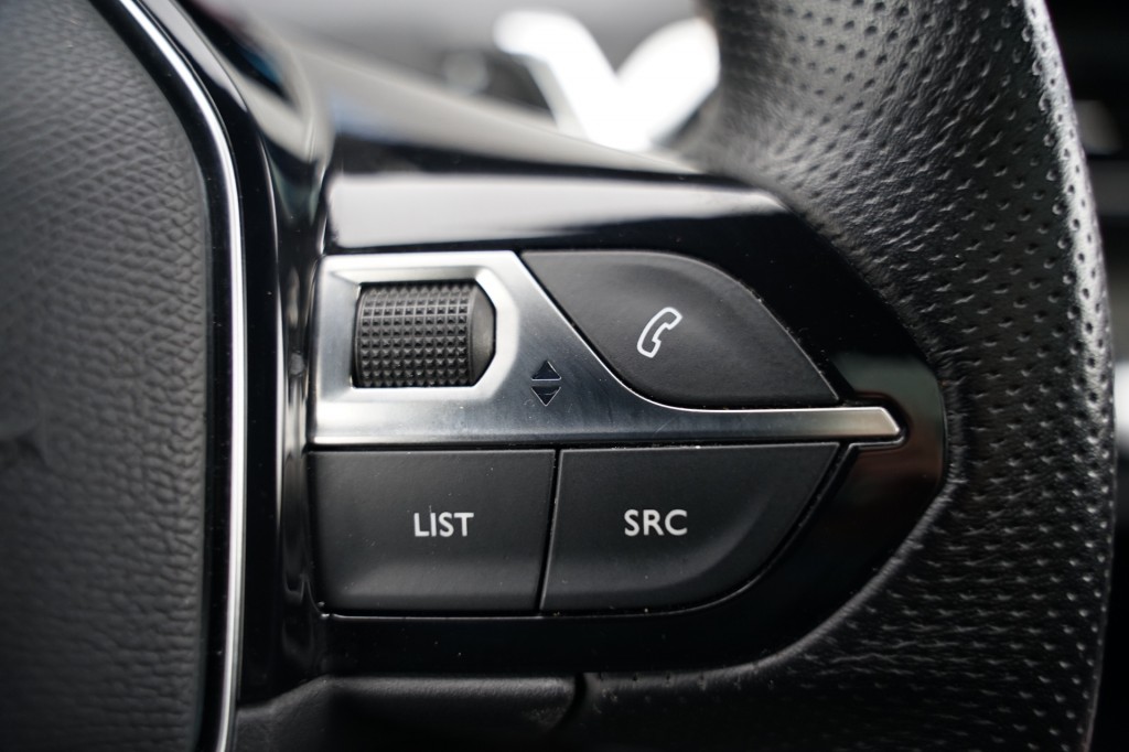 PEUGEOT 3008 SUV 5-drs