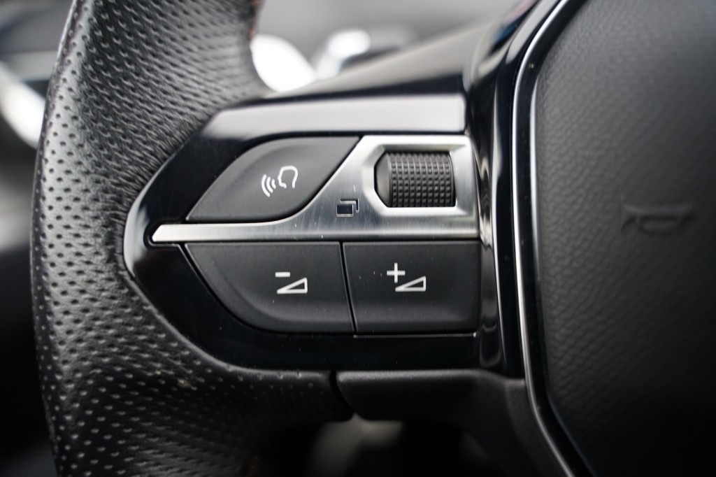 PEUGEOT 3008 SUV 5-drs