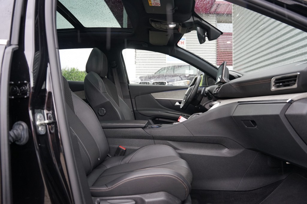 PEUGEOT 3008 SUV 5-drs