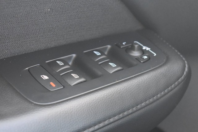 VOLVO V60 2.0 AUT. B3 MOMENTUM / ADAP. CRUISE / PDC + P.CAM. / STOEL + STW VERW., Grouwstra Auto`s, Deventer