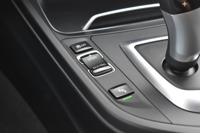 BMW 3-SERIE 330I AUT. TOURING LUXURY EDITION / LED PAKKET / EL. A-KLEP / EL. TREKH., Grouwstra Auto`s, Deventer