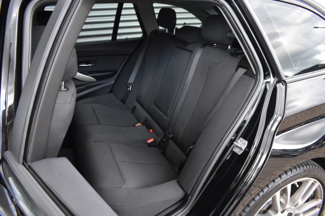 BMW 3-SERIE 330I AUT. TOURING LUXURY EDITION / LED PAKKET / EL. A-KLEP / EL. TREKH., Grouwstra Auto`s, Deventer