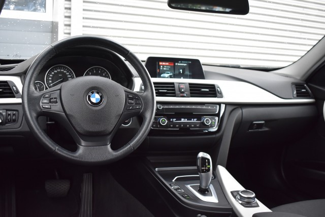 BMW 3-SERIE 330I AUT. TOURING LUXURY EDITION / LED PAKKET / EL. A-KLEP / EL. TREKH., Grouwstra Auto`s, Deventer