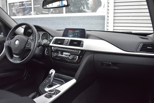 BMW 3-SERIE 330I AUT. TOURING LUXURY EDITION / LED PAKKET / EL. A-KLEP / EL. TREKH., Grouwstra Auto`s, Deventer