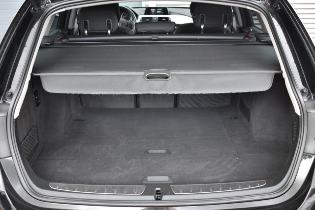 BMW 3-SERIE 330I AUT. TOURING LUXURY EDITION / LED PAKKET / EL. A-KLEP / EL. TREKH., Grouwstra Auto`s, Deventer