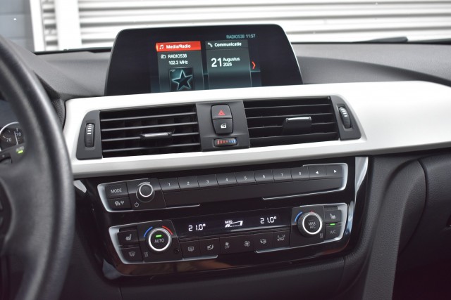 BMW 3-SERIE 330I AUT. TOURING LUXURY EDITION / LED PAKKET / EL. A-KLEP / EL. TREKH., Grouwstra Auto`s, Deventer