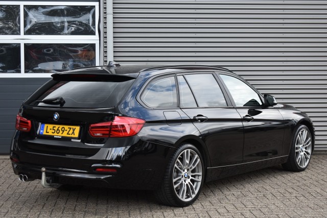 BMW 3-SERIE 330I AUT. TOURING LUXURY EDITION / LED PAKKET / EL. A-KLEP / EL. TREKH., Grouwstra Auto`s, Deventer