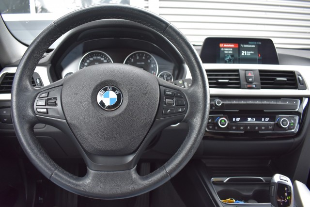BMW 3-SERIE 330I AUT. TOURING LUXURY EDITION / LED PAKKET / EL. A-KLEP / EL. TREKH., Grouwstra Auto`s, Deventer