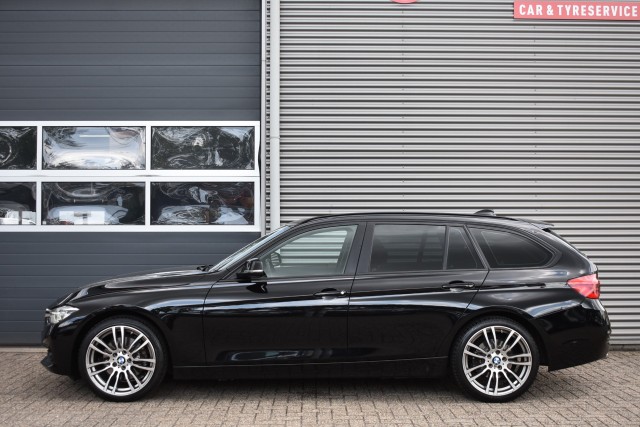 BMW 3-SERIE 330I AUT. TOURING LUXURY EDITION / LED PAKKET / EL. A-KLEP / EL. TREKH., Grouwstra Auto`s, Deventer