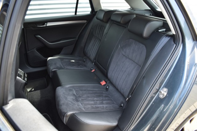 SKODA SUPERB COMBI 1.4 TSI DSG7 STYLE BUSINESS / P.DAK / EL. STOELEN / KEYLESS, Grouwstra Auto`s, Deventer