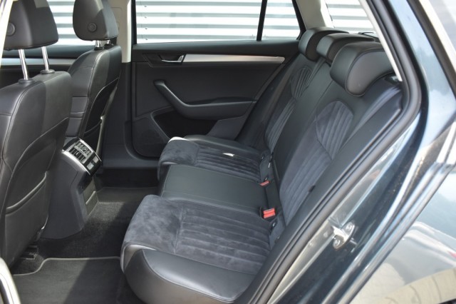 SKODA SUPERB COMBI 1.4 TSI DSG7 STYLE BUSINESS / P.DAK / EL. STOELEN / KEYLESS, Grouwstra Auto`s, Deventer