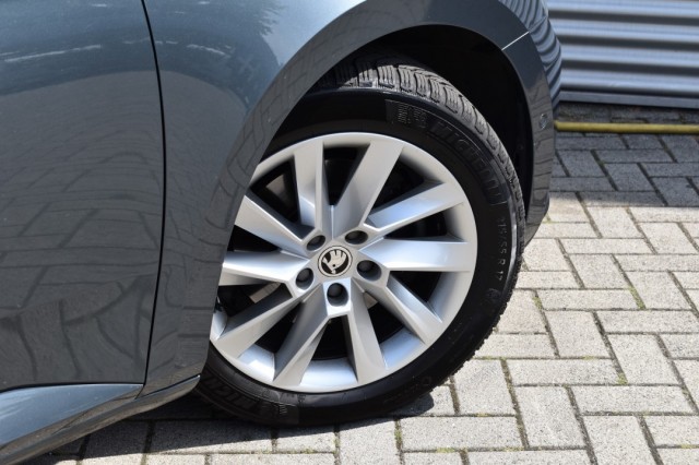 SKODA SUPERB COMBI 1.4 TSI DSG7 STYLE BUSINESS / P.DAK / EL. STOELEN / KEYLESS, Grouwstra Auto`s, Deventer