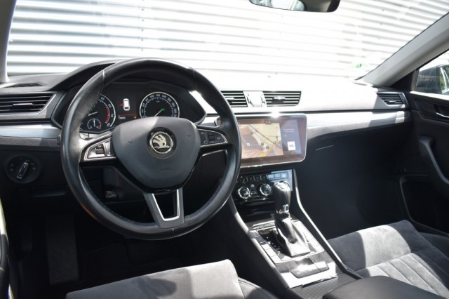 SKODA SUPERB COMBI 1.4 TSI DSG7 STYLE BUSINESS / P.DAK / EL. STOELEN / KEYLESS, Grouwstra Auto`s, Deventer