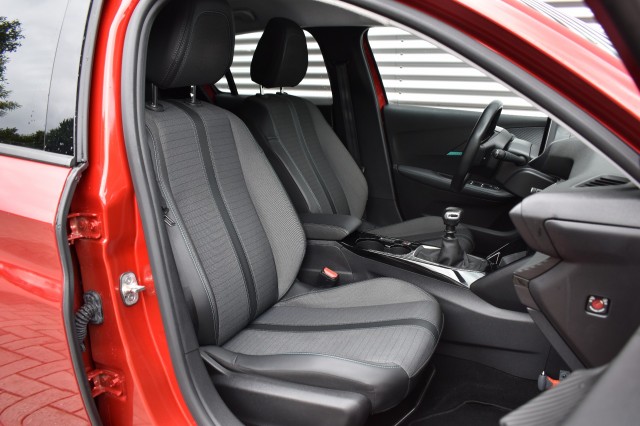 PEUGEOT 208 1.2 PURETECH ALLURE / NAVI + APP CONNECT / ECC / PDC / LED PAKKET, Grouwstra Auto`s, Deventer