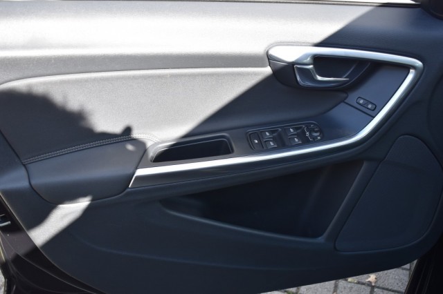 VOLVO V60 1.6 D2 MOMENTUM / TREKHAAK / PDC / VOORRUIT VERW., Grouwstra Auto`s, Deventer