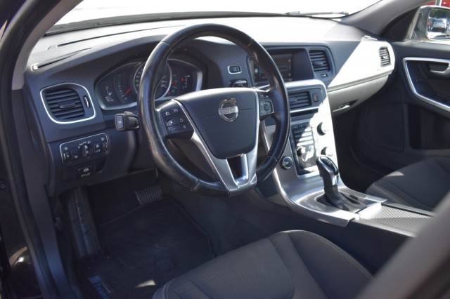 VOLVO V60 1.6 D2 MOMENTUM / TREKHAAK / PDC / VOORRUIT VERW., Grouwstra Auto`s, Deventer