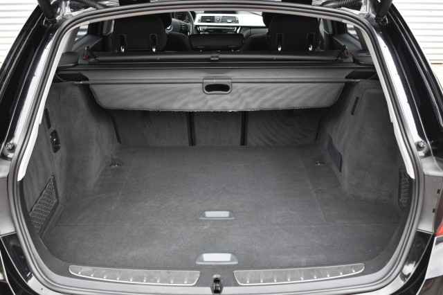 BMW 3-SERIE 330I AUT. TOURING LUXURY EDITION / LED PAKKET / EL. A-KLEP / EL. TREKH., Grouwstra Auto`s, Deventer
