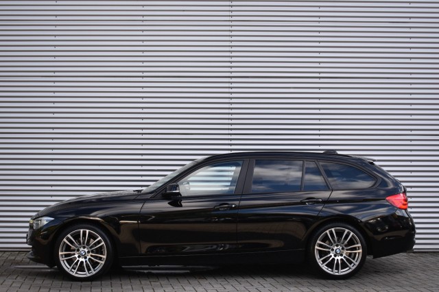 BMW 3-SERIE 330I AUT. TOURING LUXURY EDITION / LED PAKKET / EL. A-KLEP / EL. TREKH., Grouwstra Auto`s, Deventer