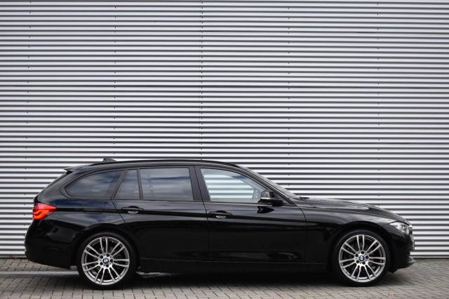 BMW 3-SERIE 330I AUT. TOURING LUXURY EDITION / LED PAKKET / EL. A-KLEP / EL. TREKH., Grouwstra Auto`s, Deventer