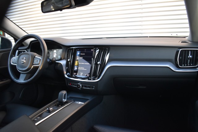 VOLVO V60 2.0 B3 ADVANTAGE / LEDER / EL. TREKH./ STOEL+STUUR+VOORRUIT VERW., Grouwstra Auto`s, Deventer