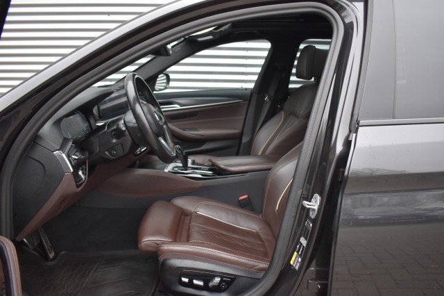 BMW 5-SERIE 530e XDRIVE M-SPORT / COMFORT ZETELS / HEAD UP / ADAP. CRUISE, Grouwstra Auto`s, Deventer