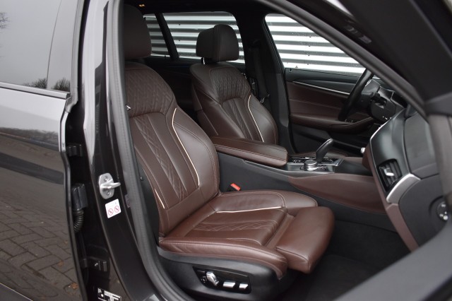 BMW 5-SERIE 530e XDRIVE M-SPORT / COMFORT ZETELS / HEAD UP / ADAP. CRUISE, Grouwstra Auto`s, Deventer