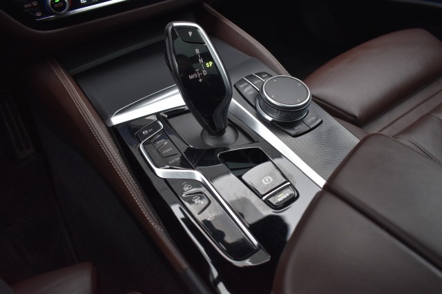 BMW 5-SERIE 530e XDRIVE M-SPORT / COMFORT ZETELS / HEAD UP / ADAP. CRUISE, Grouwstra Auto`s, Deventer