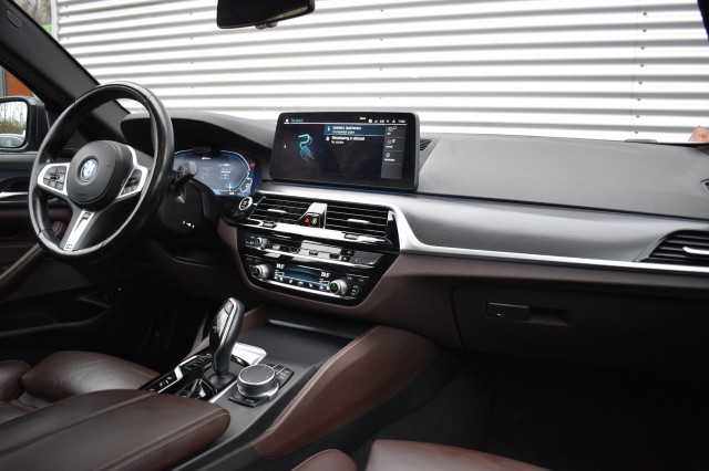 BMW 5-SERIE 530e XDRIVE M-SPORT / COMFORT ZETELS / HEAD UP / ADAP. CRUISE, Grouwstra Auto`s, Deventer