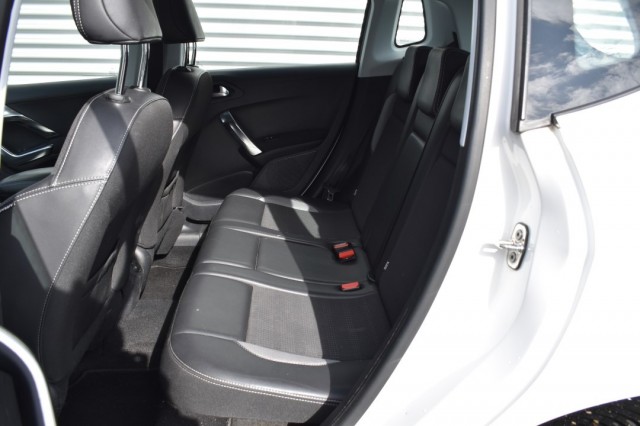 PEUGEOT 2008 1.6 BLUEHDI ALLURE / NAVI / PDC / ALL SEASON, Grouwstra Auto`s, Deventer