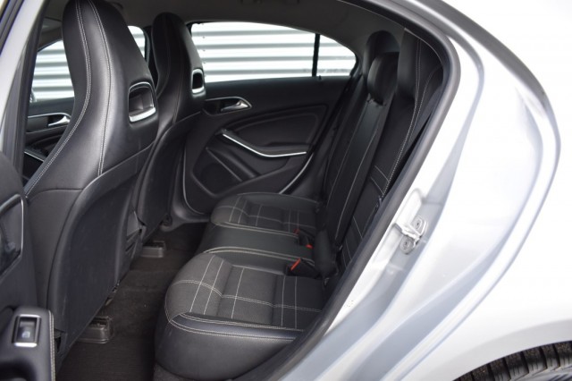 MERCEDES-BENZ A-KLASSE 180 AUT. AMBITION / NL AUTO / PDC V+A / Bi XENON / TREKH., Grouwstra Auto`s, Deventer