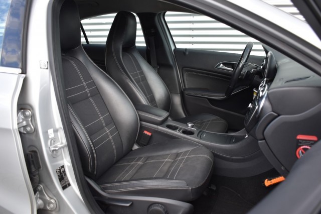 MERCEDES-BENZ A-KLASSE 180 AUT. AMBITION / NL AUTO / PDC V+A / Bi XENON / TREKH., Grouwstra Auto`s, Deventer