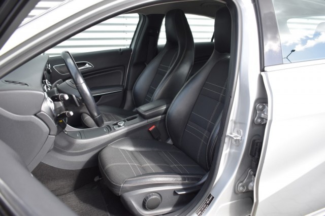 MERCEDES-BENZ A-KLASSE 180 AUT. AMBITION / NL AUTO / PDC V+A / Bi XENON / TREKH., Grouwstra Auto`s, Deventer