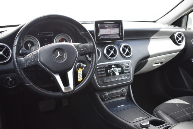 MERCEDES-BENZ A-KLASSE 180 AUT. AMBITION / NL AUTO / PDC V+A / Bi XENON / TREKH., Grouwstra Auto`s, Deventer