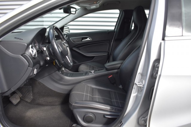 MERCEDES-BENZ A-KLASSE 180 AUT. AMBITION / NL AUTO / PDC V+A / Bi XENON / TREKH., Grouwstra Auto`s, Deventer