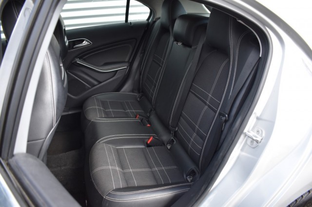 MERCEDES-BENZ A-KLASSE 180 AUT. AMBITION / NL AUTO / PDC V+A / Bi XENON / TREKH., Grouwstra Auto`s, Deventer