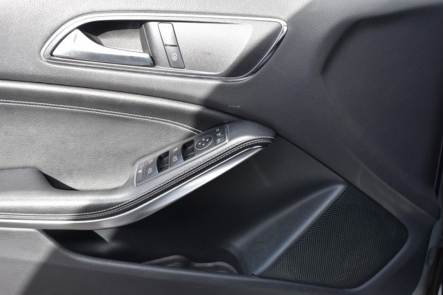 MERCEDES-BENZ A-KLASSE 180 AUT. AMBITION / NL AUTO / PDC V+A / Bi XENON / TREKH., Grouwstra Auto`s, Deventer