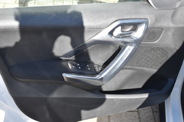 PEUGEOT 2008 1.2 VTI ALLURE / ECC / PDC / TREKHAAK / 16 LM. VELGEN, Grouwstra Auto`s, Deventer