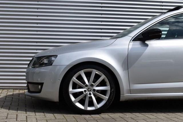 SKODA OCTAVIA COMBI 1.4 TSI AUT7 ELEGANCE BNS LINE / P.DAK / STOEL VERW./ CANTON AUDIO, Grouwstra Auto`s, Deventer