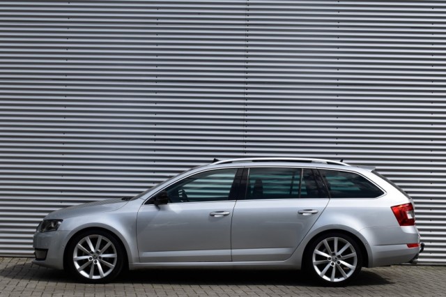 SKODA OCTAVIA COMBI 1.4 TSI AUT7 ELEGANCE BNS LINE / P.DAK / STOEL VERW./ CANTON AUDIO, Grouwstra Auto`s, Deventer