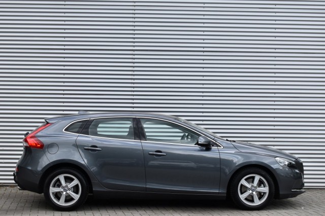 VOLVO V40 1.6 T3 MOMENTUM / NAVI / PDC / STOEL VERW. / TREKHAAK, Grouwstra Auto`s, Deventer