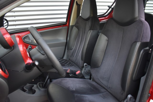 TOYOTA AYGO 1.0-12V ASPIRATION RED NAVIGATOR / AIRCO / LMV / 4-SEASON BANDEN /, Grouwstra Auto`s, Deventer