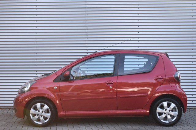 TOYOTA AYGO 1.0-12V ASPIRATION RED NAVIGATOR / AIRCO / LMV / 4-SEASON BANDEN /, Grouwstra Auto`s, Deventer