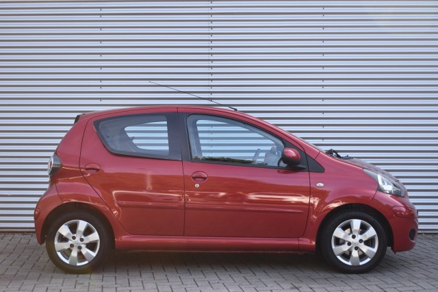 TOYOTA AYGO 1.0-12V ASPIRATION RED NAVIGATOR / AIRCO / LMV / 4-SEASON BANDEN /, Grouwstra Auto`s, Deventer