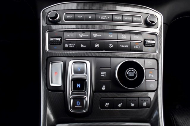 HYUNDAI SANTA FE 1.6 T-GDI HEV 7P. PREMIUM / AFN. HAAK / ADAP. CRUISE / 360 CAMERA, Grouwstra Auto`s, Deventer