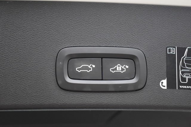 VOLVO XC40 2.0 T4 R-DESIGN / STOEL+STW VERW. / EL. A-KLEP / EL. WEGKLAP TREKHAAK, Grouwstra Auto`s, Deventer