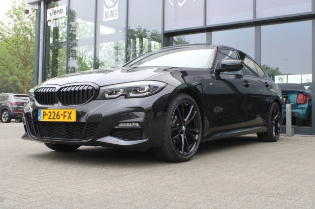 BMW 3-SERIE 320i M Sport / Automaat / Zwart / Schuif kantel dak, Liberty Cars BV, Valkenburg a/d Geul