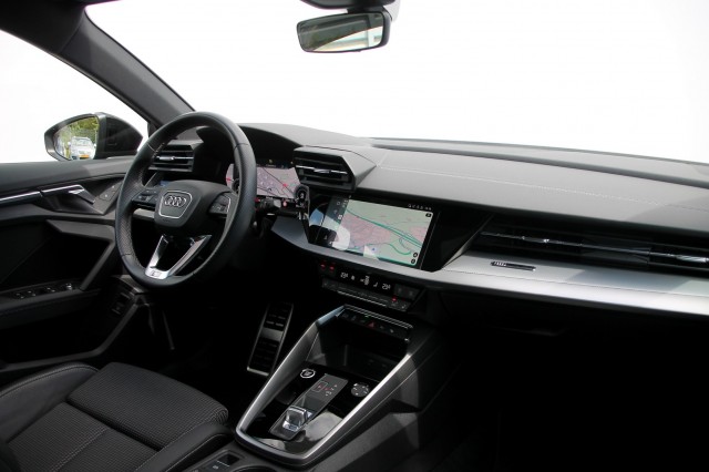 AUDI A3 Sportback 45 TFSIe S-Line - 245 pk **Pano / Camera / Side assist, Autobedrijf Ploemen Meerssen BV, Meerssen